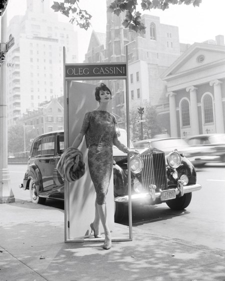 Oleg Cassini, Ann St. Marie, Park Avenue at 63rd Street, 1958. For Altman, Stoller. Foto dal libro %22Mid-Century Fashion and Advertising Photography%22 by William Helburn