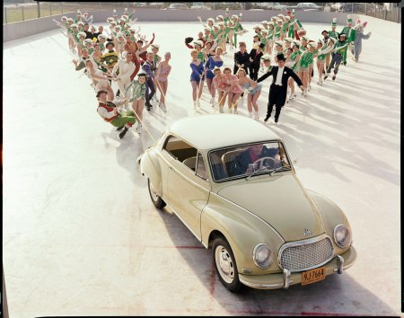 Ice Capades, Hershey Sports Arena, Pennsylvania, DKW Auto Union (later Audi), 1958. Foto dal libro %22Mid-Century Fashion and Advertising Photography%22 by William Helbur