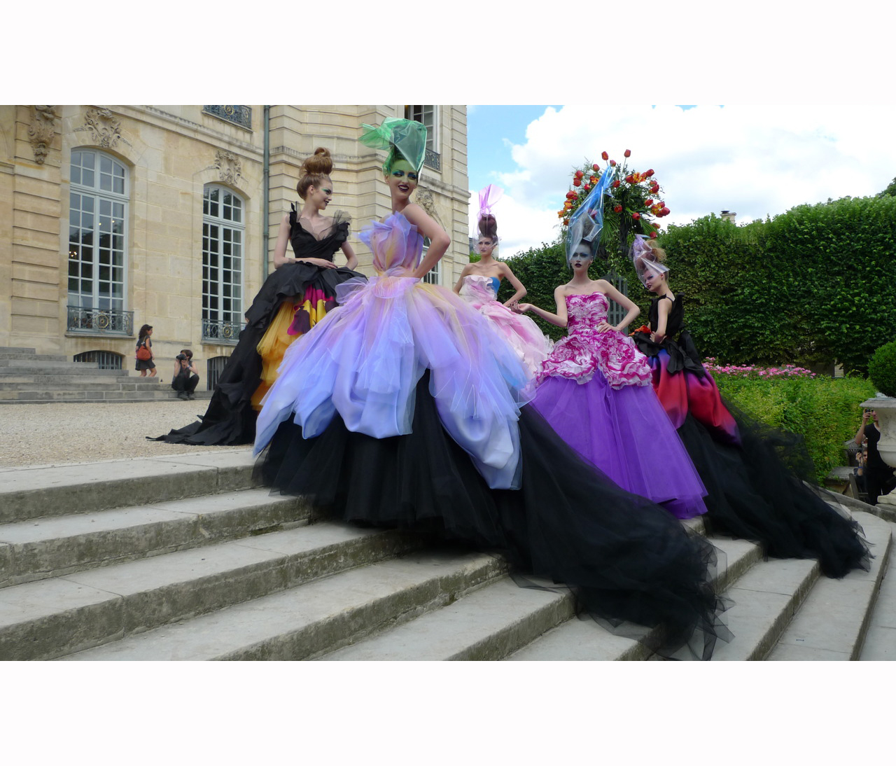 Бал что одевать. Christian Dior John Galliano 2010. Бальные платья для женщин. Платье на бал цветов. Самые красивые бальные платья в мире.